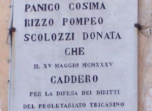 Targa apposta il 15 maggio 1945 sul prospetto frontale dell'ex convento dei Domenicani, per ricordare i caduti della rivolta tricasina del 15 maggio 1935