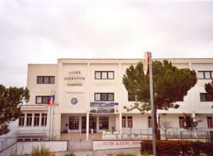 Tricase - piazza Galileo Galilei - Prospetto frontale del Liceo Scientifico - Classico  