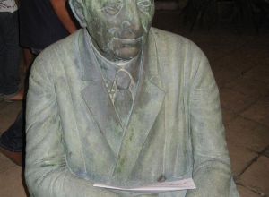 Busto bronzeo del poeta Girolamo Comi