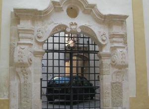 Tricase - piazza Giuseppe Pisanell - Atrio di palazzo Gallone - Portale