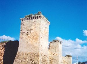 Tutino - Rione di Tutino - Prospetto laterale del Castello dei Trane del '500, visto da via Montessori