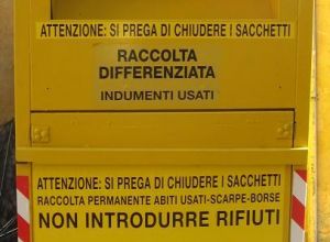 Tricase - Largo Sant'Angelo - Contenitore giallo per la racoclta degli indumenti usati