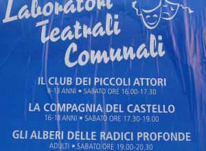 Manifesto che pubblicizza i laboratori teatrali comunali