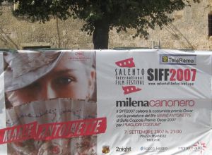 Tricase - piazza Pisanelli - Striscione che pubblicizza il SIFF 2007