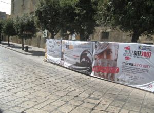 Tricase - piazza Giuseppe Pisanelli - Striscioni che pubblicizzano il SIFF 2007