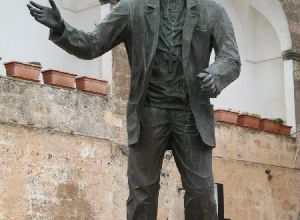 Tricase - piazza Antonio Dell'Abate - Statua in onore del Vescovo Tonino Bello