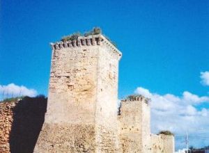 Tutino - Rione di Tutino - Prospetto laterale del Castello dei Trane del '500, visto da via Montessori