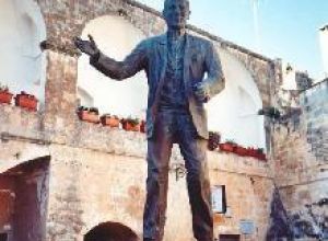 Tricase - piazza Antonio Dell'Abate - Statua di Don Tonino Bello