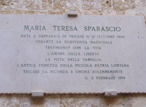 Lapide sita nell'atrio del Castello dei Principi Gallone, per ricordare la partigiana tricasina Maria Teresa Sparascio