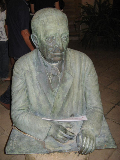 Busto bronzeo del poeta Girolamo Comi