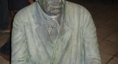 Busto bronzeo del poeta Girolamo Comi