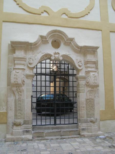 Tricase - piazza Giuseppe Pisanell - Atrio di palazzo Gallone - Portale