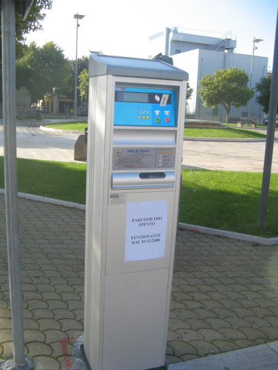 Tricase - piazza Cappuccini - Parcometro elettronico per il servizio sota...