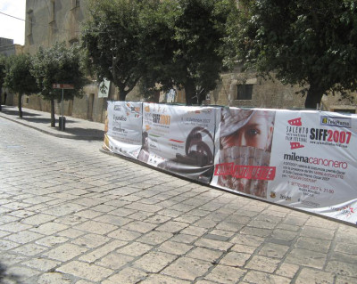 Tricase - piazza Giuseppe Pisanelli - Striscioni che pubblicizzano il SIFF 2007