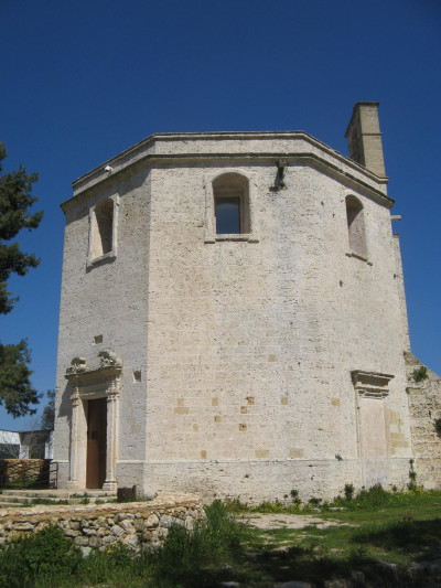 La CHIESA DEI DIAVOLI e il GIARDINO DELLE VALLONEE di...