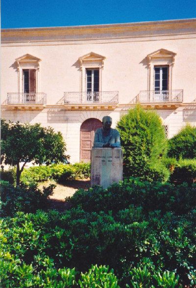 Lucugnano - piazza Comi - Uno scorcio di Palazzo Comi