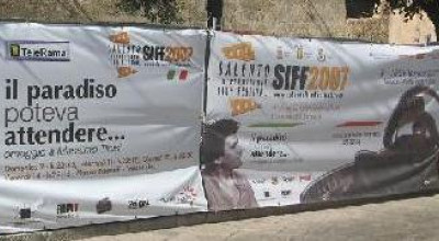 Tricase -piazza Giuseppe Pisanelli - Striscione che pubblicizza il SIFF 2007