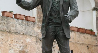 Tricase - piazza Antonio Dell'Abate - Statua in onore del Vescovo Tonino Bello