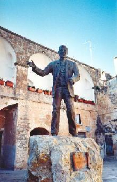 Tricase - piazza Antonio Dell'Abate - Statua di Don Tonino Bello