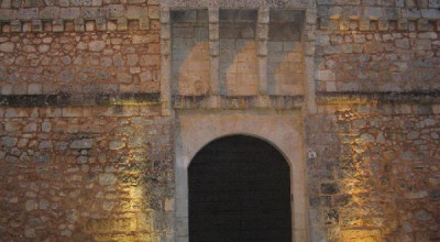 Caprarica del Capo - piazza Sant'Andrea - Un suggestivo scorcio del caste...