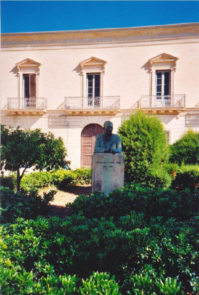 Lucugnano - piazza Girolamo Comu - Uno scorcio di Palazzo Comi