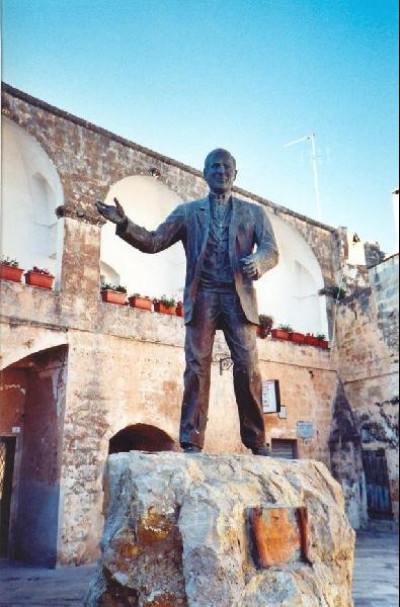 Tricase - Piazza Antonio Dell'Abate - Statua di Don Tonino Bello