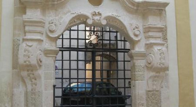 Tricase - piazza Giuseppe Pisanell - Atrio di palazzo Gallone - Portale