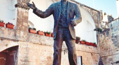 Tricase - Piazza Antonio Dell'Abate - Statua in onore di Don Tonino Bello